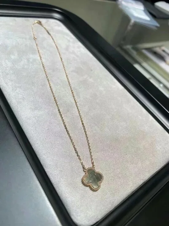 Authentic Van Cleef & Arpels 18K Yellow Gold Necklace - Picture 4 of 12